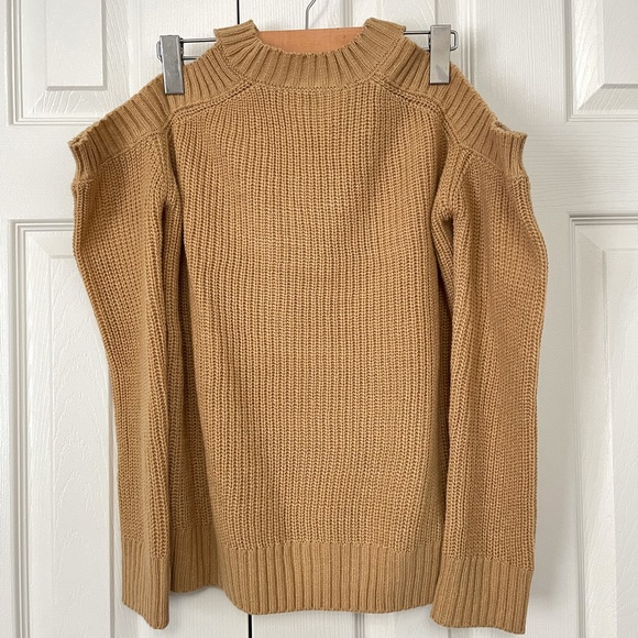 Cold shoulder cutout back sweater - Picture 5 of 6